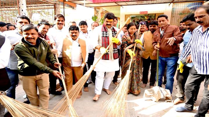 भूतेश्वर मंदिर पहुंचे खाद्य, नागरिक आपूर्ति मंत्री, झाडू लगाकर दिया स्वच्छता का संदेश